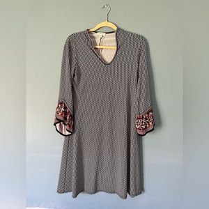Max Studio dress size S B/W with float arms